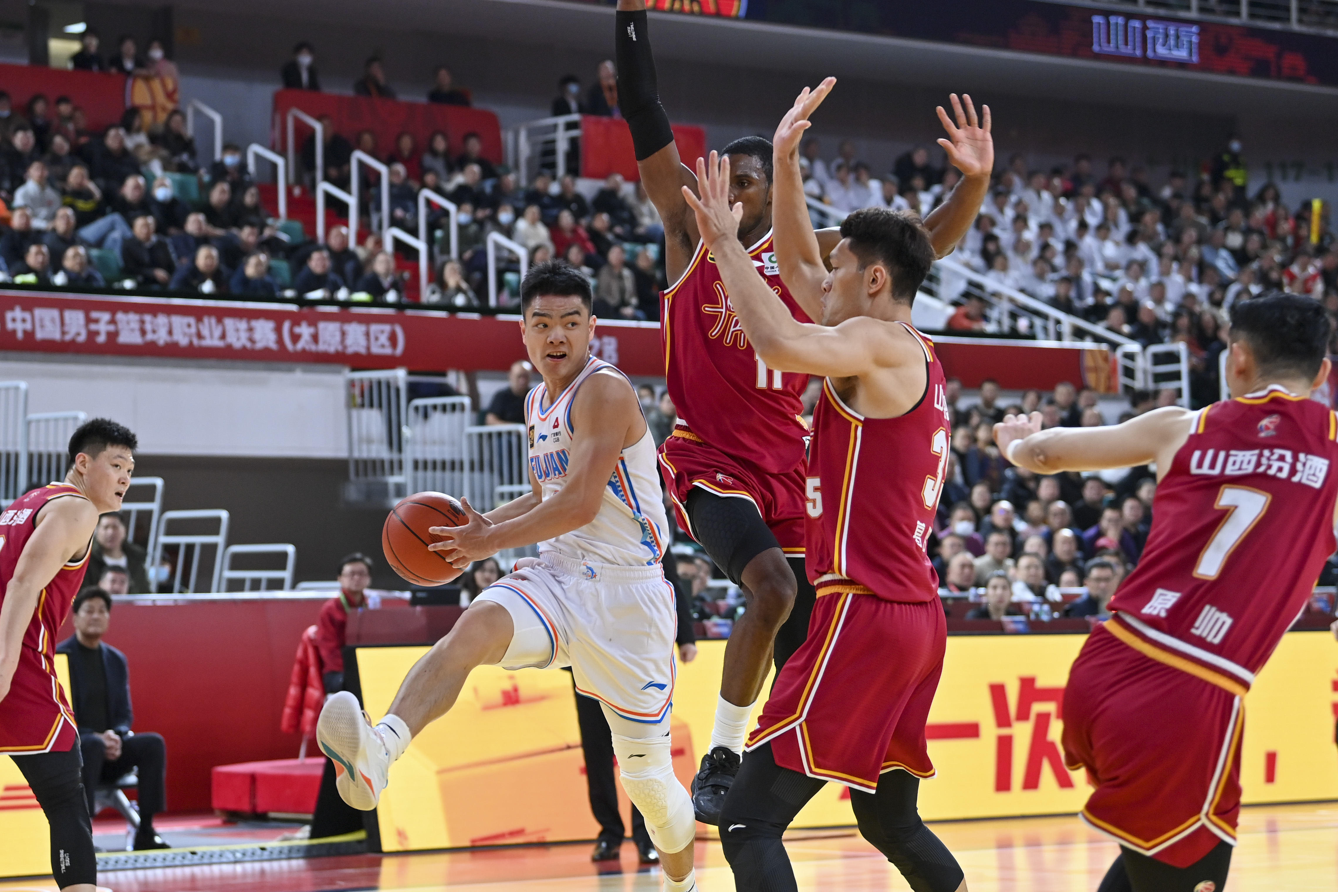 包含激战场面惊心动魄，强队实力展现无疑的词条